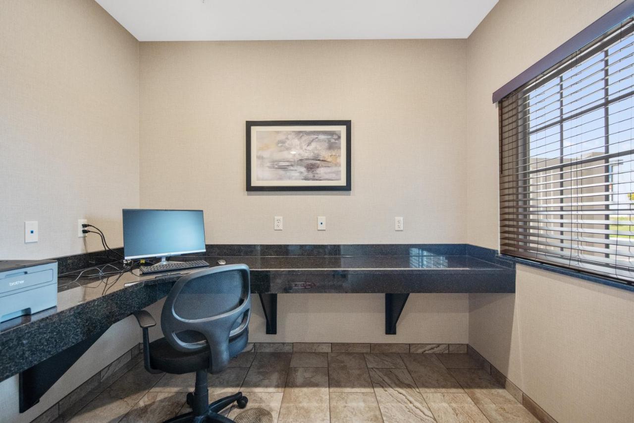Cobblestone Hotel & Suites - Austin Bagian luar foto